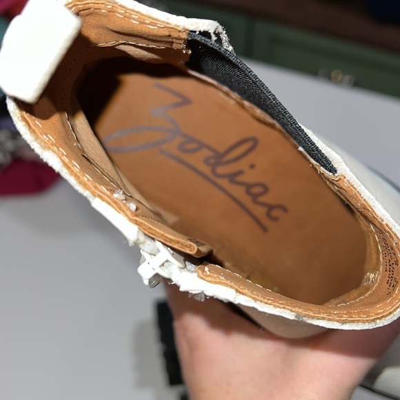 Zodiac - beige/off-white ankle boots, lug soles, 7.5, SHILOH - Picture 4 of 10